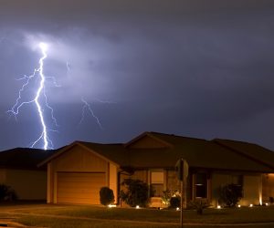lightning-near-house1